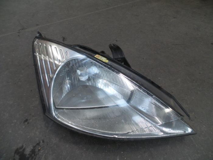 Używane Reflektor prawy Ford Focus 1 1.8 16V Cena na żądanie oferowane przez Autodemontage Joko B.V.