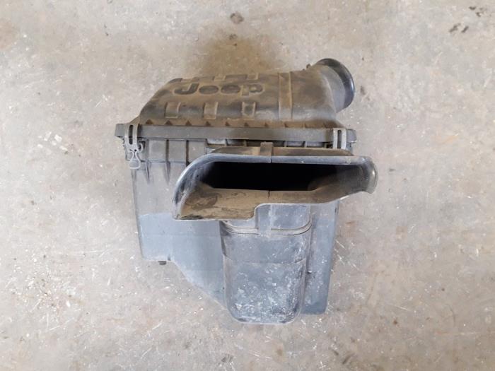 Begagnade Luftfilterhus Jeep Cherokee/Liberty (KJ) 3.7 V6 24V Pris på förfrågan erbjuds av Autodemontage Joko B.V.
