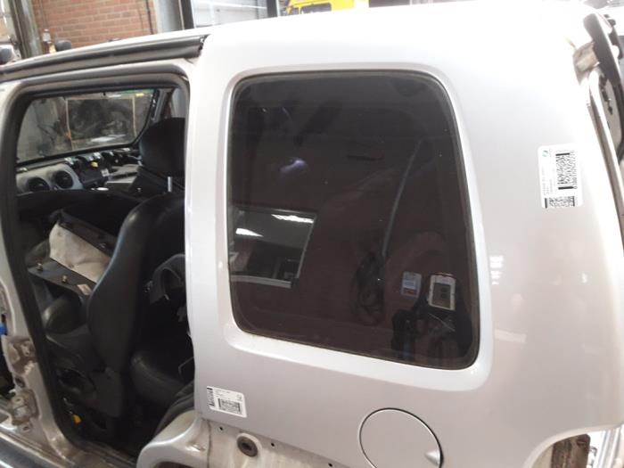 Extra window 4-door, left from a Jeep Cherokee/Liberty (KJ) 3.7 V6 24V 2001