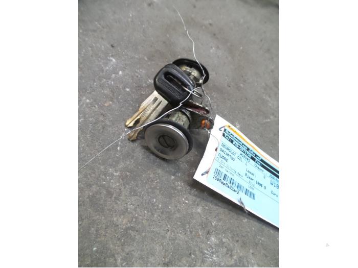 Cilindro de cerradura de puerta izquierda de un Daihatsu Cuore (L251/271/276) 850 1996