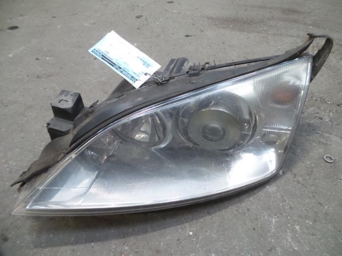 Headlight, left from a Ford Mondeo 2004