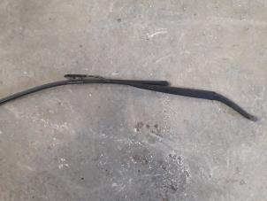 Used Front wiper arm Renault Scénic II (JM) 1.5 dCi 105 Price on request offered by Autodemontage Joko B.V.