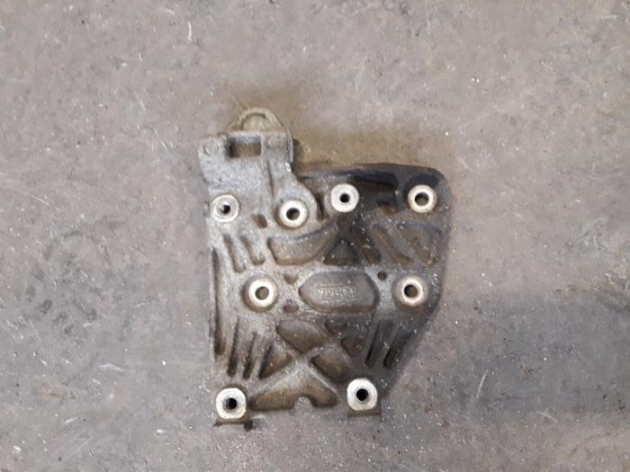 Air conditioning bracket from a Nissan Micra (K11) 1.3 LX,SLX 16V 2000