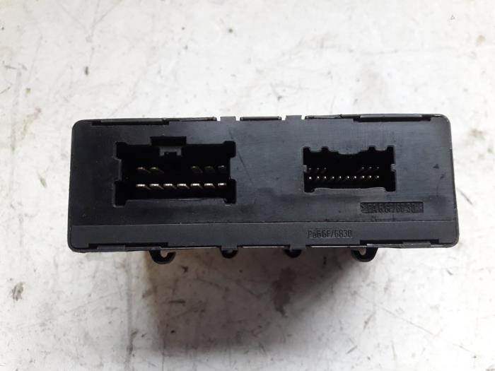 Central door locking module from a Nissan Micra (K11) 1.3 LX,SLX 16V 2000
