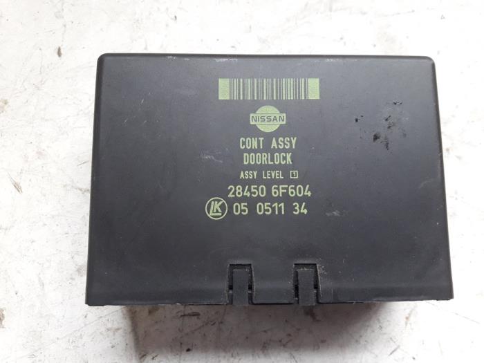 Central door locking module from a Nissan Micra (K11) 1.3 LX,SLX 16V 2000