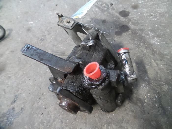 Power steering pump from a BMW 5 serie Touring (E39) 523i 24V 1998