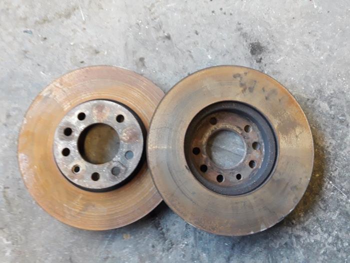 Front brake disc from a Saab 9-5 (YS3E) 1.9 TiD 16V 2008