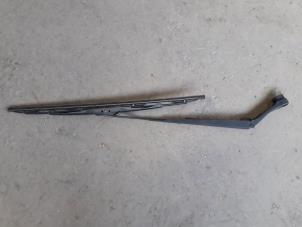 Used Front wiper arm Kia Picanto (BA) 1.0 12V Price on request offered by Autodemontage Joko B.V.