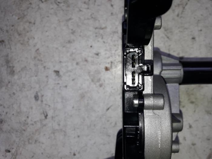 Rear wiper motor from a Kia Picanto (TA) 1.0 12V 2012