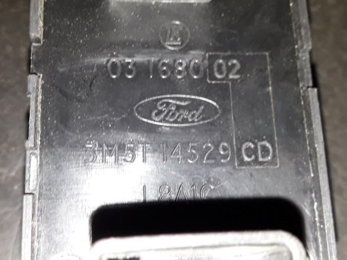 Interruptor de ventanilla eléctrica de un Ford Focus C-Max 1.6 16V 2005