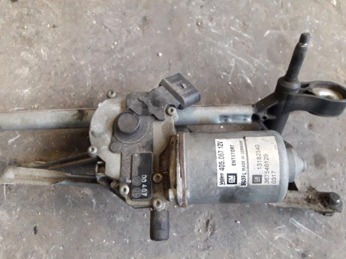 Front wiper motor from a Opel Corsa D 1.4 16V Twinport 2007
