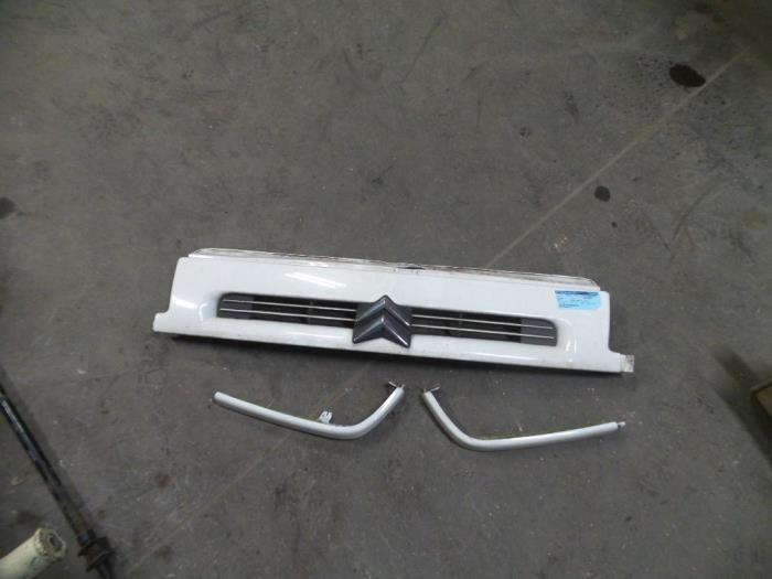 Grille from a Citroën Jumpy (BS/BT/BY/BZ) 1.9Di 2004
