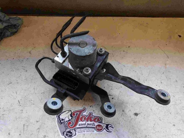 Begagnade ABS-pump Hyundai i20 1.2i 16V Pris på förfrågan erbjuds av Autodemontage Joko B.V.
