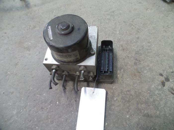 Begagnade ABS-pump Ford Focus 1 2.0 16V Pris på förfrågan erbjuds av Autodemontage Joko B.V.