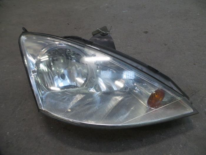 Headlight, right from a Ford Focus 1 2.0 16V 2002
