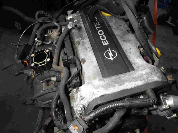 Motor de un Opel Corsa B (73/78/79) 1.2i 16V 1999