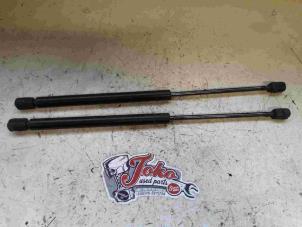 Used Rear gas strut, left Volkswagen Polo III (6N1) 1.6i 75 Price on request offered by Autodemontage Joko B.V.