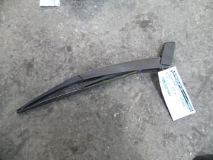 Used Rear wiper arm Renault Clio II (BB/CB) 1.4 16V Price on request offered by Autodemontage Joko B.V.