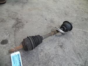 Used Front drive shaft, left Renault Clio II (BB/CB) 1.4 16V Price on request offered by Autodemontage Joko B.V.