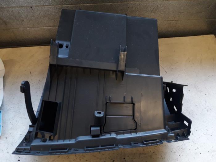 Glovebox from a Renault Clio III (BR/CR) 1.2 16V 75 2012