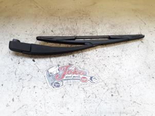Used Rear wiper arm Renault Clio III (BR/CR) 1.2 16V 75 Price on request offered by Autodemontage Joko B.V.