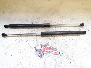Used Rear gas strut, left Renault Clio III (BR/CR) 1.2 16V 75 Price on request offered by Autodemontage Joko B.V.