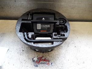 Used Tyre pump Renault Clio III (BR/CR) 1.2 16V 75 Price on request offered by Autodemontage Joko B.V.