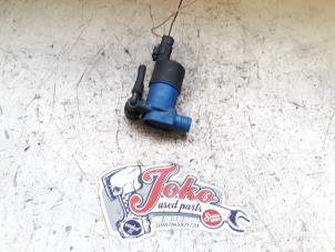 Used Windscreen washer pump Renault Clio III (BR/CR) 1.2 16V 75 Price on request offered by Autodemontage Joko B.V.