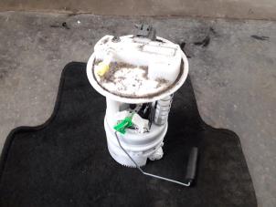 Used Electric fuel pump Renault Clio III (BR/CR) 1.2 16V 75 Price on request offered by Autodemontage Joko B.V.