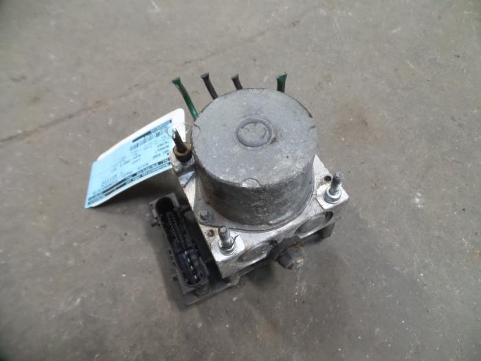 Begagnade ABS-pump Renault Twingo (C06) 1.2 16V Pris på förfrågan erbjuds av Autodemontage Joko B.V.