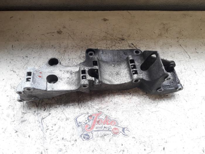 Usagé Support dynamo haut Volkswagen Golf IV Variant (1J5) 1.9 TDI 115 4Motion Prix sur demande proposé par Autodemontage Joko B.V.