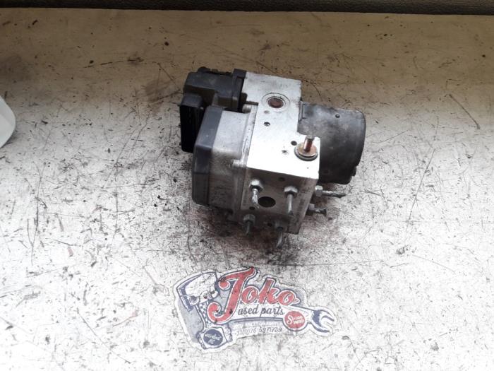 Begagnade ABS-pump Opel Zafira (F75) 2.2 16V Pris på förfrågan erbjuds av Autodemontage Joko B.V.