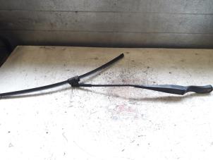 Used Front wiper arm Alfa Romeo 159 (939AX) 1.9 JTS 16V Price on request offered by Autodemontage Joko B.V.