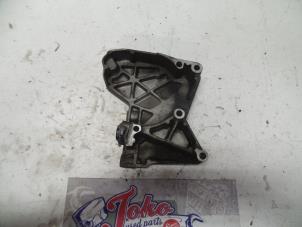 Engine mount from a Renault Megane II Grandtour (KM) 1.5 dCi 105 2005