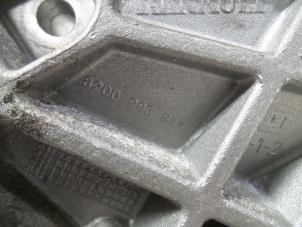 Engine mount from a Renault Megane II Grandtour (KM) 1.5 dCi 105 2005