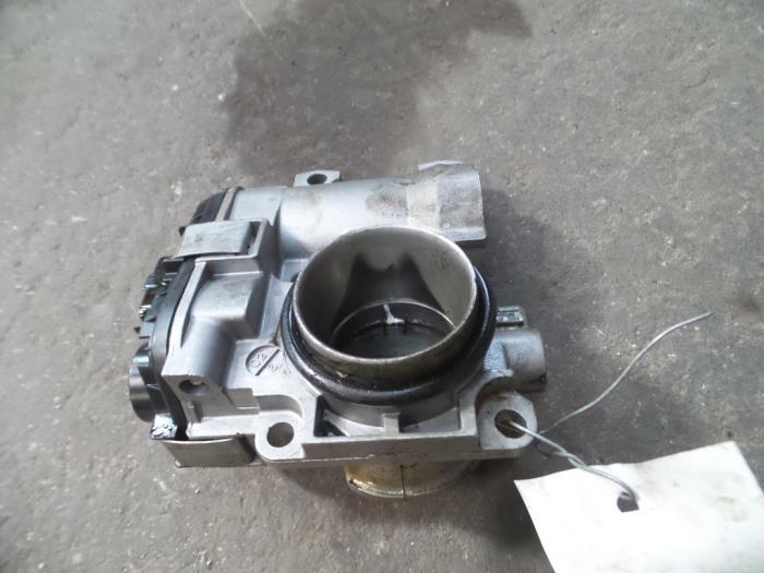 Throttle body from a Renault Clio II (BB/CB) 1.2 16V 2002