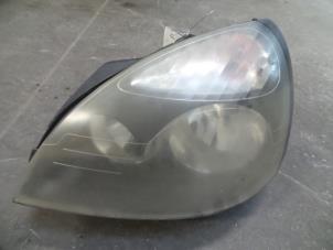 Used Headlight, left Renault Clio II (BB/CB) 1.2 16V Price on request offered by Autodemontage Joko B.V.