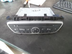 Usados Reproductor de CD y radio Renault Twingo II (CN) 1.2 16V Precio de solicitud ofrecido por Autodemontage Joko B.V.