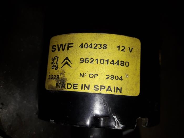 Front wiper motor from a Peugeot Partner 1997
