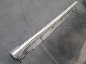 Used Sill, right Saab 9-5 Estate (YS3E) 1.9 TiD 16V Price on request offered by Autodemontage Joko B.V.