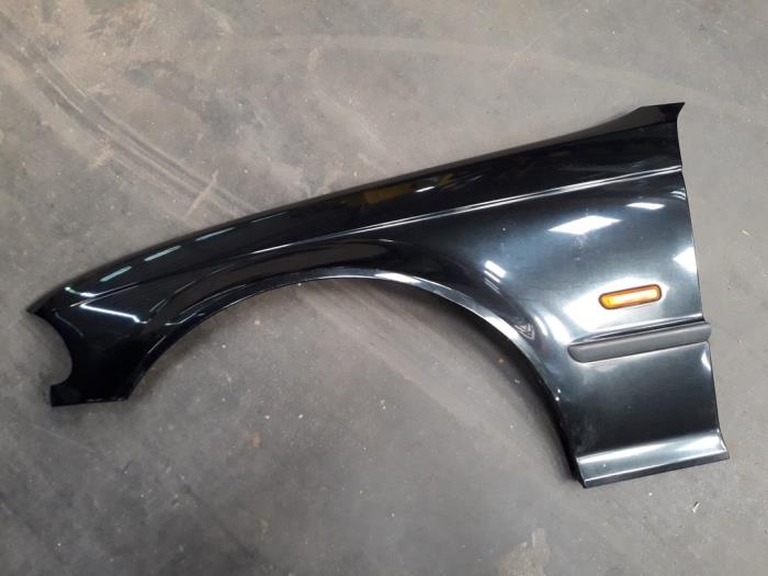 Front wing, left from a BMW 3 serie (E46/4) 316i 2001