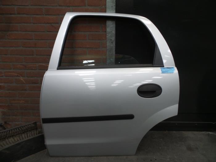 Rear door 4-door, left from a Opel Corsa C (F08/68) 1.4 16V 2003