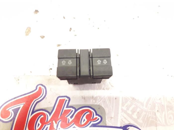 Usados Interruptor de ventanilla eléctrica Volkswagen Golf III Cabrio Restyling (1E7) 2.0 Precio de solicitud ofrecido por Autodemontage Joko B.V.