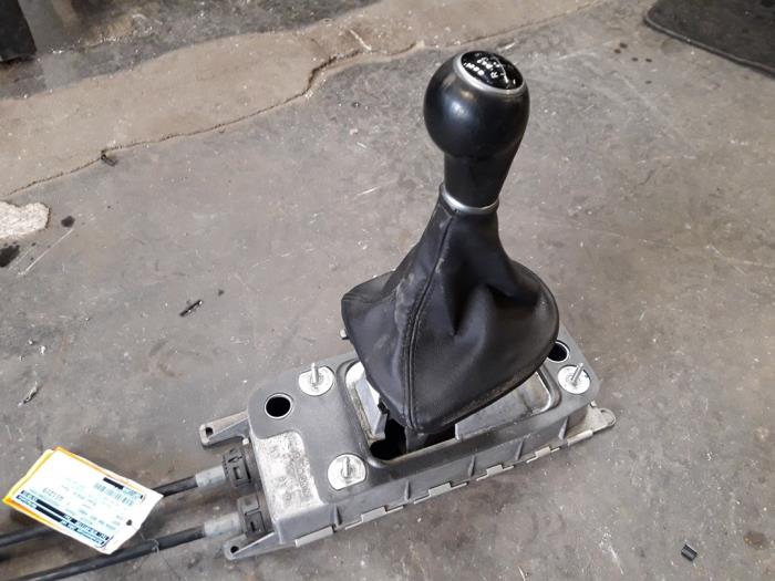 Gear stick from a Seat Leon (1P1) 1.4 TSI 16V 2010