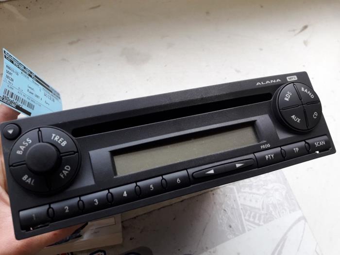 Radio CD player from a Seat Ibiza III (6L1) 1.2 12V 2007