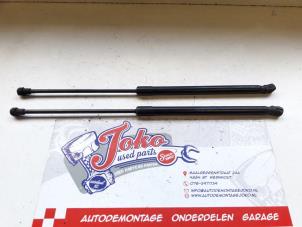 Gebrauchte Gasdämpfer links hinten Volkswagen Polo IV (9N1/2/3) 1.4 16V Preis auf Anfrage angeboten von Autodemontage Joko B.V.
