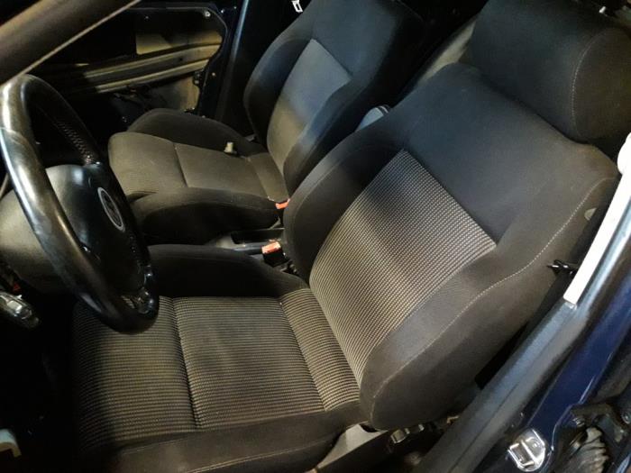 Seat, left from a Volkswagen Golf IV Variant (1J5) 2.0 2001