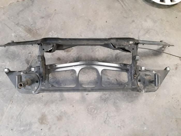 Begagnade Front BMW 3 serie (E46/4) 318i 16V Pris på förfrågan erbjuds av Autodemontage Joko B.V.