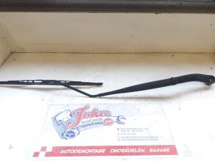 Used Front wiper arm Chevrolet Orlando (YYM/YYW) 2.0 D 16V Price on request offered by Autodemontage Joko B.V.