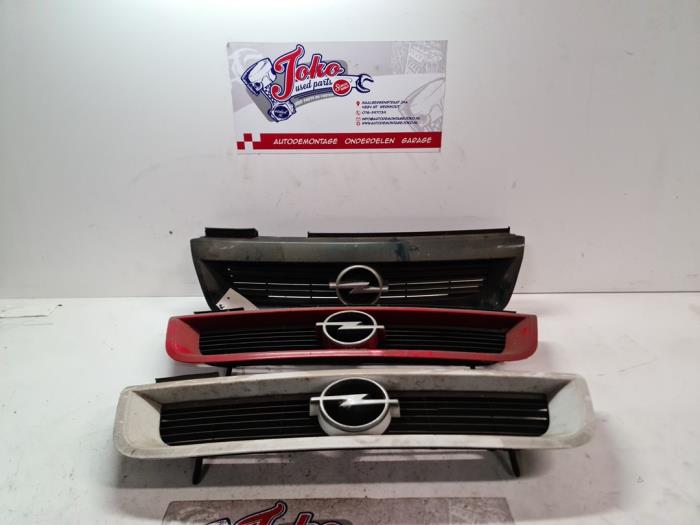 Begagnade Grill Opel Vectra A (86/87) 1.6 i Pris på förfrågan erbjuds av Autodemontage Joko B.V.